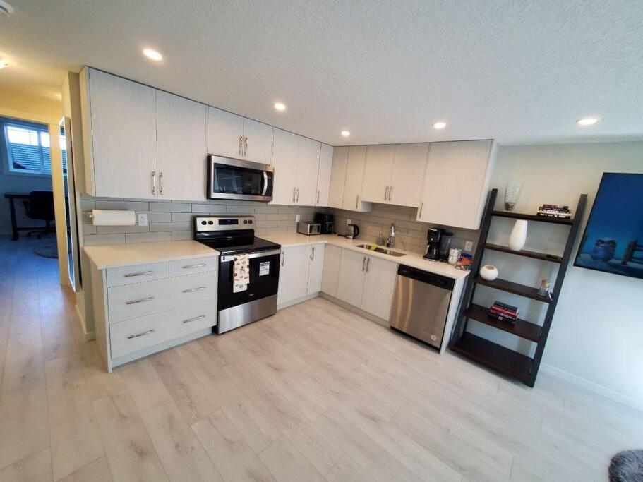 Cozy Rockland Park Unit+Parking Apartman YYC Kültér fotó